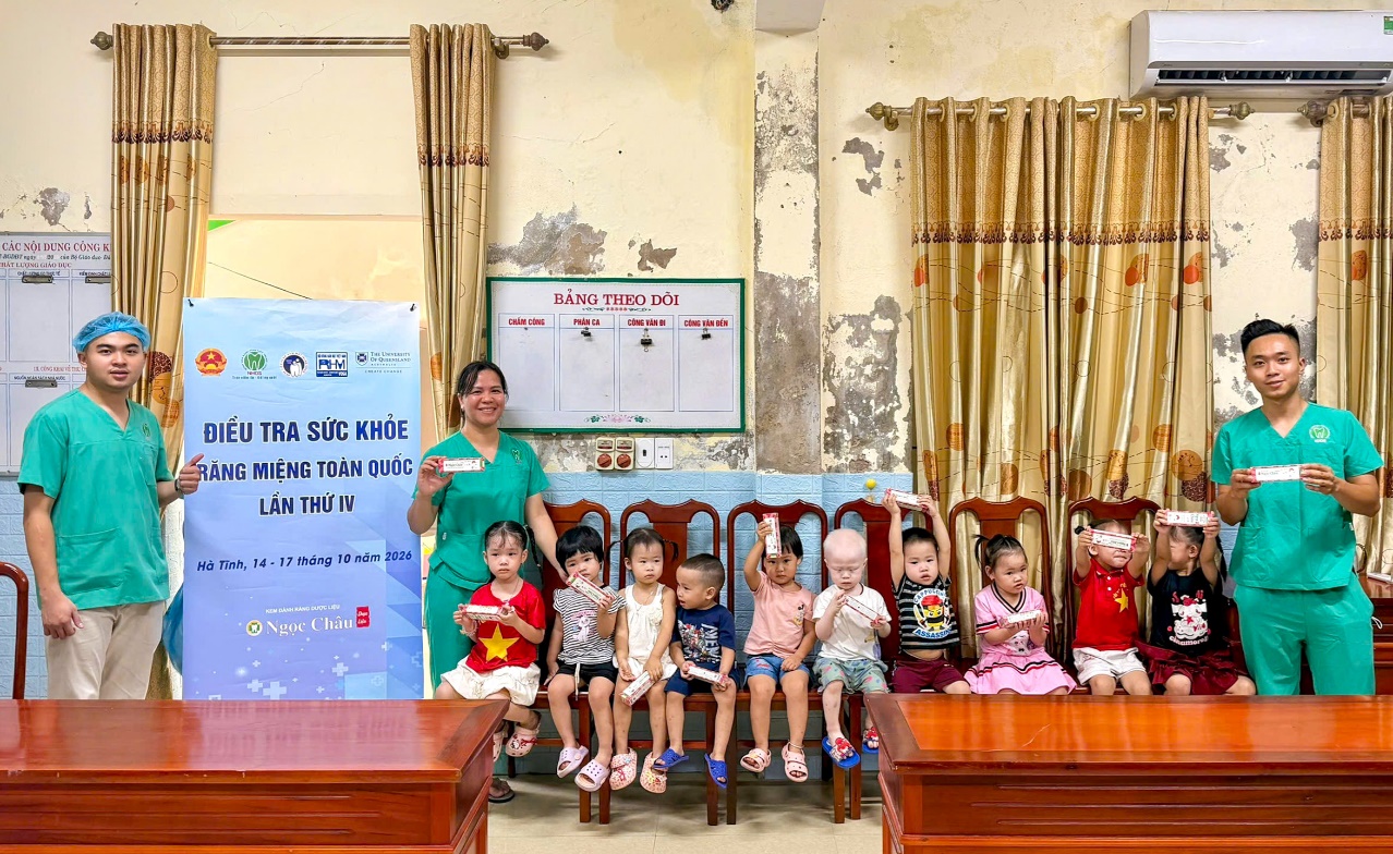Các em học sinh và người dân tham gia khảo sát được nhận những phần quà thiết thực như Kem đánh răng Ngọc Châu.
